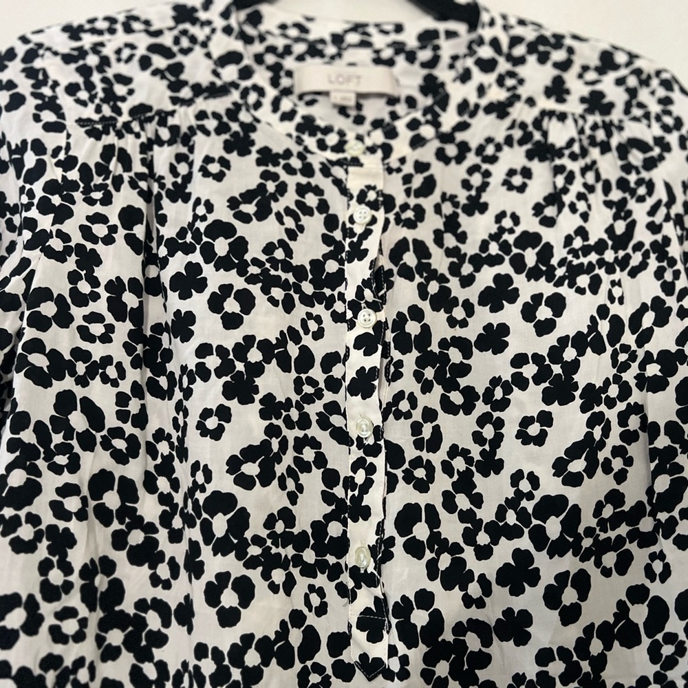 LOFT Black & White Floral Print Button-Front Blouse.Preowned
